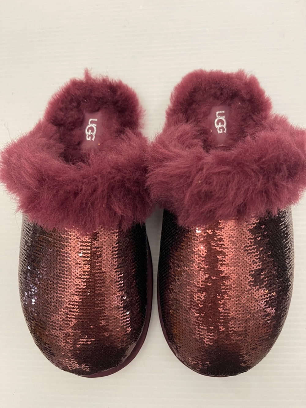 UGG SCUFFETTE II MIRROR BALL SLIPPER IN THE COLOR WIND GRAPE WOMENS SIZE 6